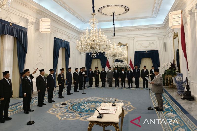 Presiden Prabowo resmi lantik 10 anggota Komisi Percepatan Reformasi Polri yang diketuai Jimly