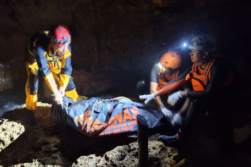 Tim SAR evakuasi pemburu kelelawar yang tewas dalam Gua Lalay Pangandaran