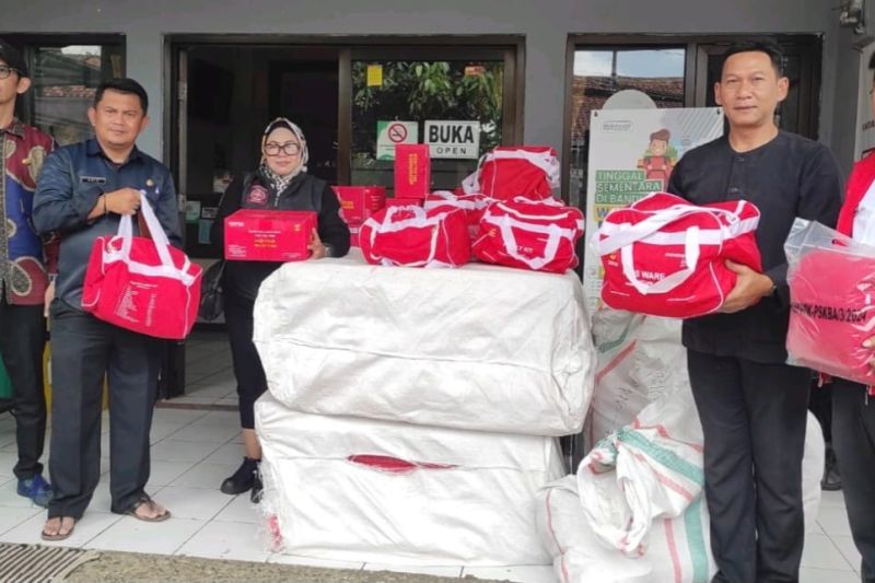 Pemkot Bandung menyalurkan bantuan bagi warga terdampak puting beliung