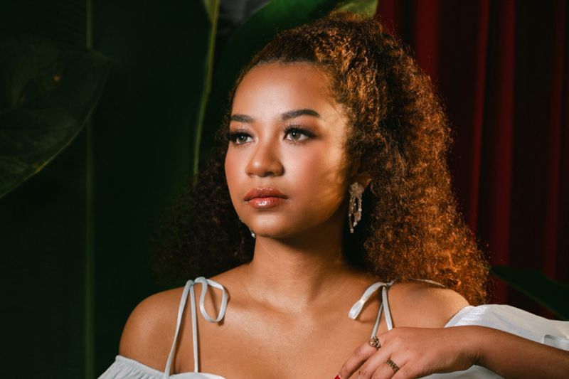 Angie Carvalho kisahkan cinta tak berbalas lewat "Merelakan"