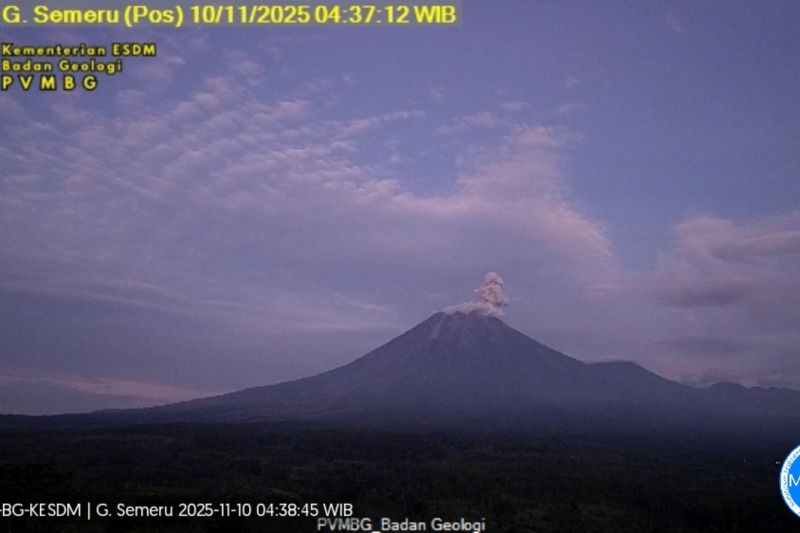 Gunung Semeru hari ini kembali erupsi dengan letusan setinggi 800 meter