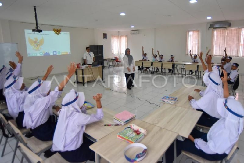 Kemenkeu mengajar di sekolah rakyat Padang