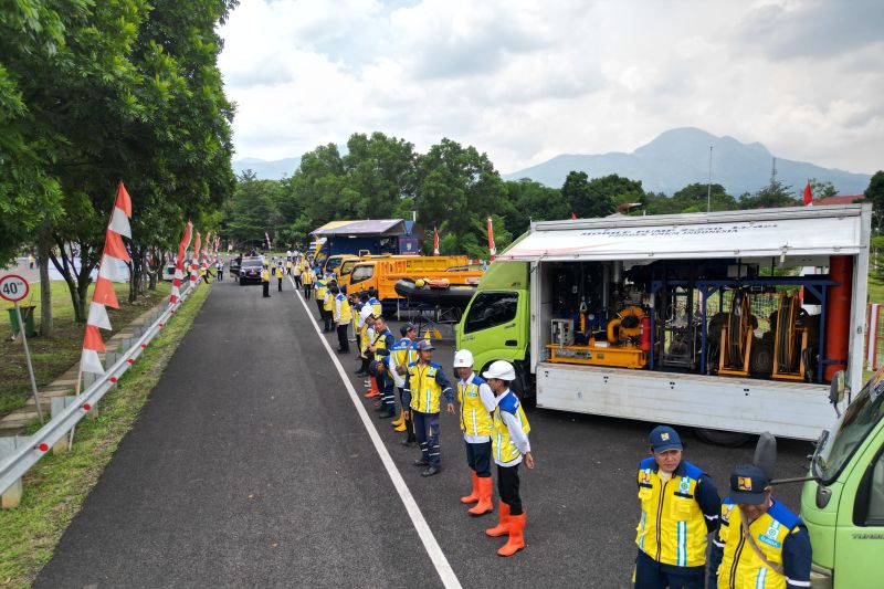 BBWS Citarum menyiagakan alat berat-bahan banjiran hadapi cuaca ekstrem