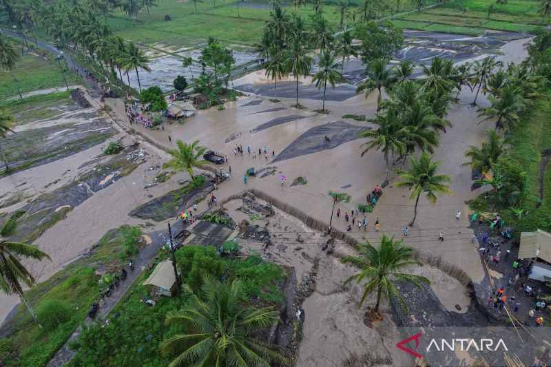 Akibat banjir lahar Semeru, warga Dusun Sumberlangsep mengungsi