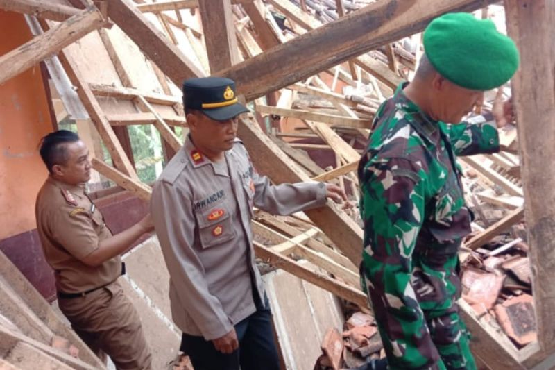 Atap kelas SDN 1 Cibalong Garut ambruk