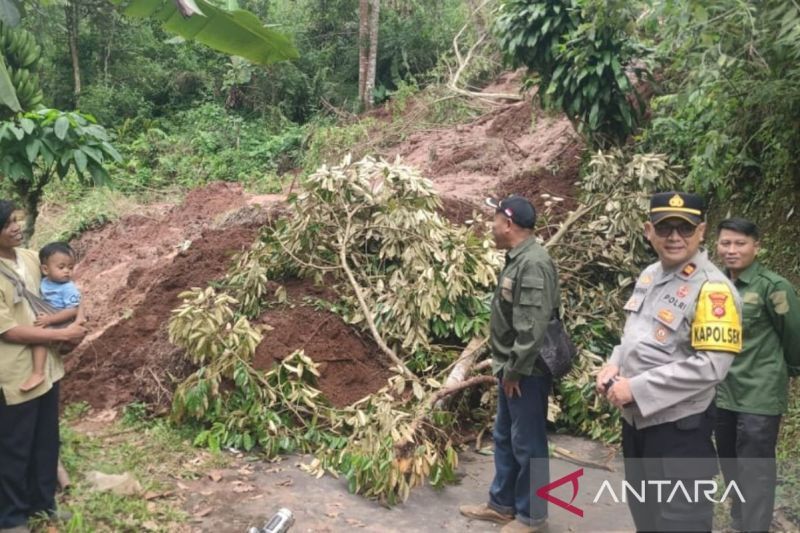 Petugas gabungan memastikan jalur Mande-Cianjur sudah dapat dilalui