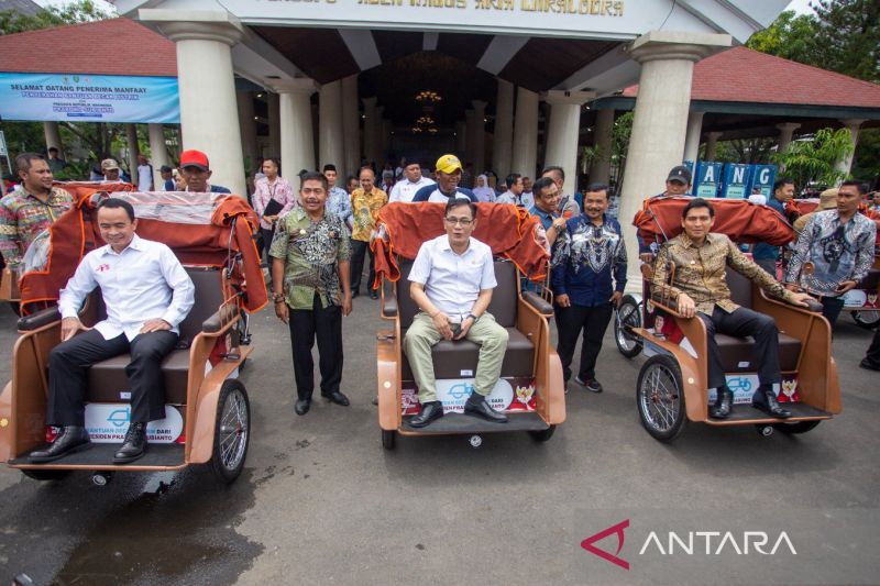 BP Taskin salurkan becak listrik untuk pengemudi lansia di Indramayu
