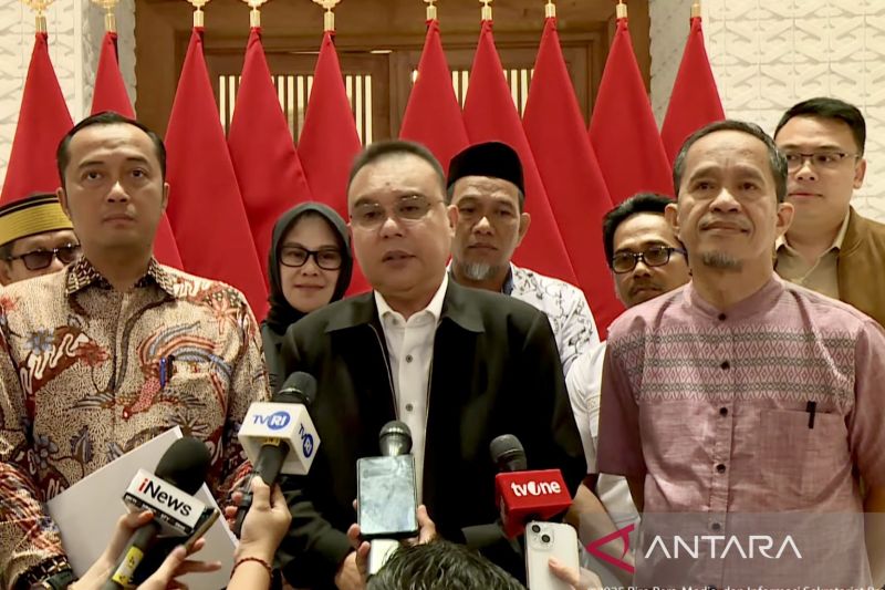 Tiba di Lanud Halim, Presiden Prabowo langsung bertemu dua guru ASN yang kena pecat
