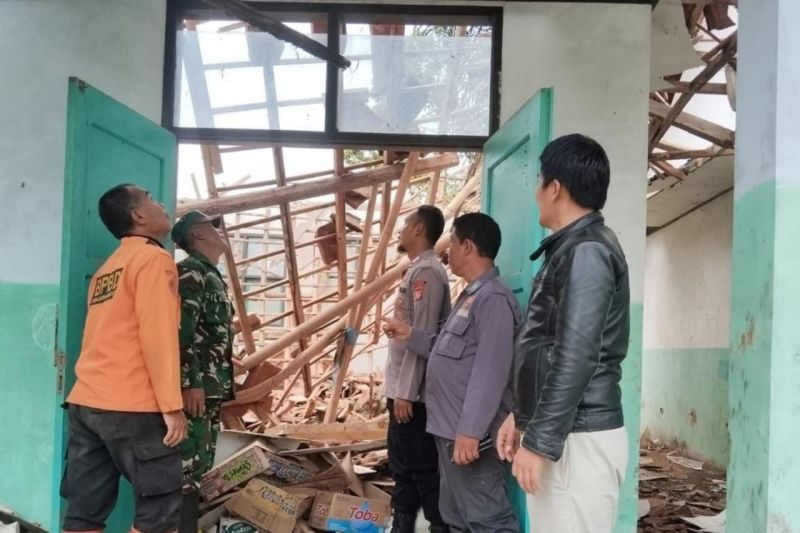 Ruang kelas SMPN 1 Peundeuy di Garut ambruk, tak ada korban