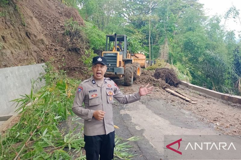 Petugas gabungan turunkan alat berat membuka jalur selatan Cianjur