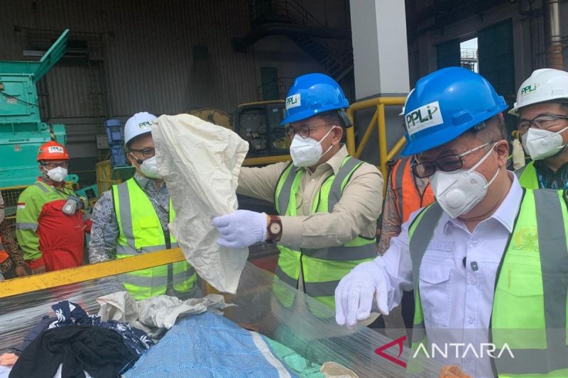 Ekonomi sepekan, pemusnahan baju bekas impor hingga transaksi daring