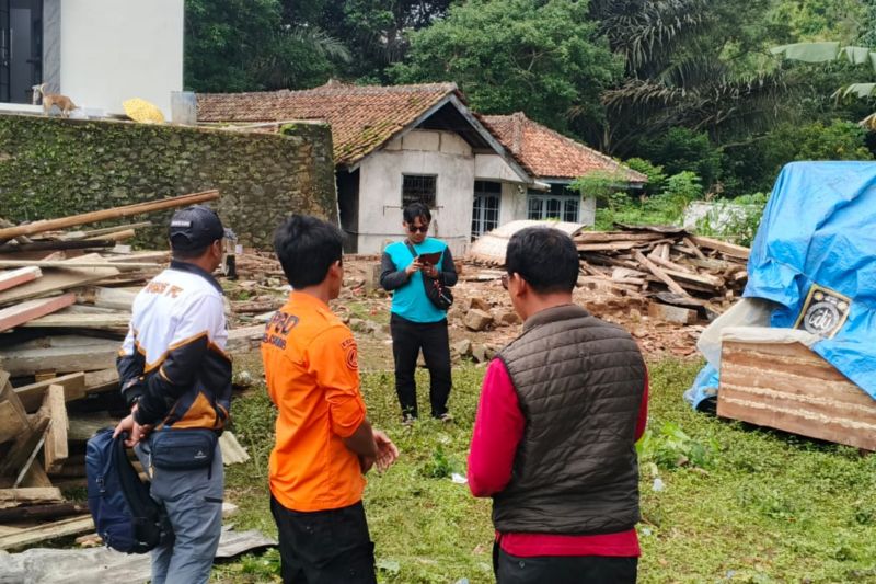 BPBD Ciamis mengasesmen rumah ambruk dampak cuaca ekstrem