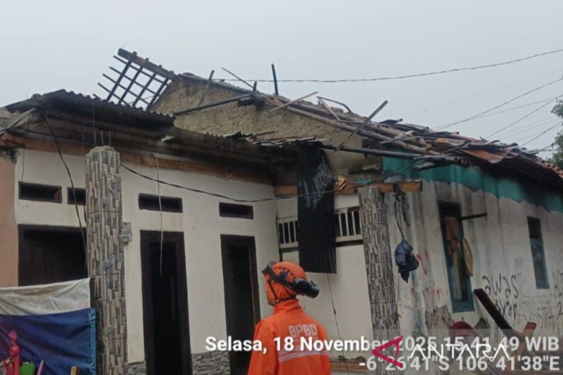 Puluhan rumah rusak diterjang angin kencang di Kabupaten Bogor