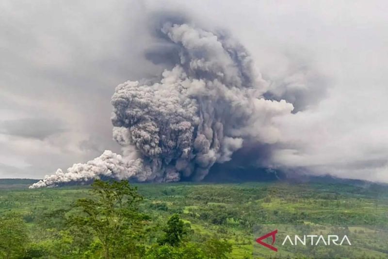 Gunung Semeru erupsi: jalur pendakian ditutup