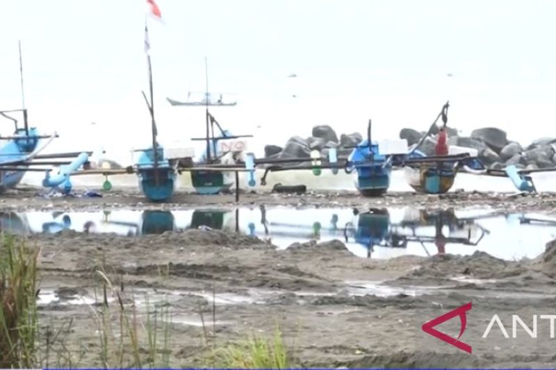 Pemprov Jabar bersama TNI AL menggelar bersih-bersih pantai di Sukabumi