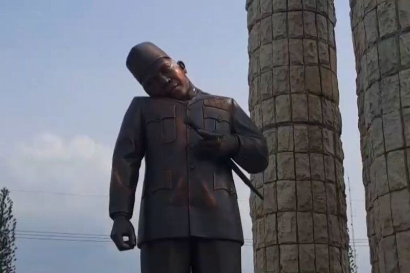 Viral Kepala Patung Soekarno Miring! Indramayu Panik, Perbaikan Besar Dilakukan!