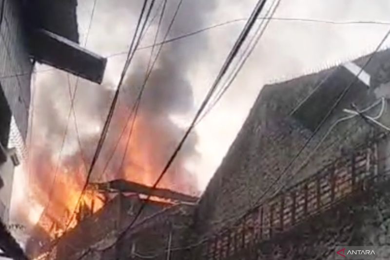 Kebakaran Jakarta hari ini: Gudang kardus di Ciracas