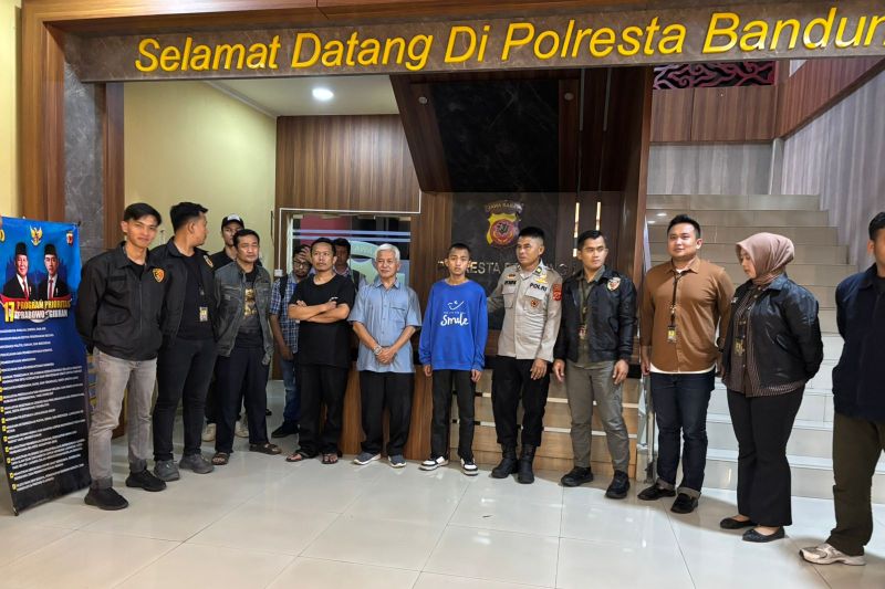 Pemkab Bandung memfasilitasi kepulangan warga dari Kamboja bersama polisi