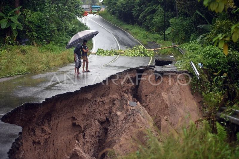 Jalan longsor di Padang Pariaman