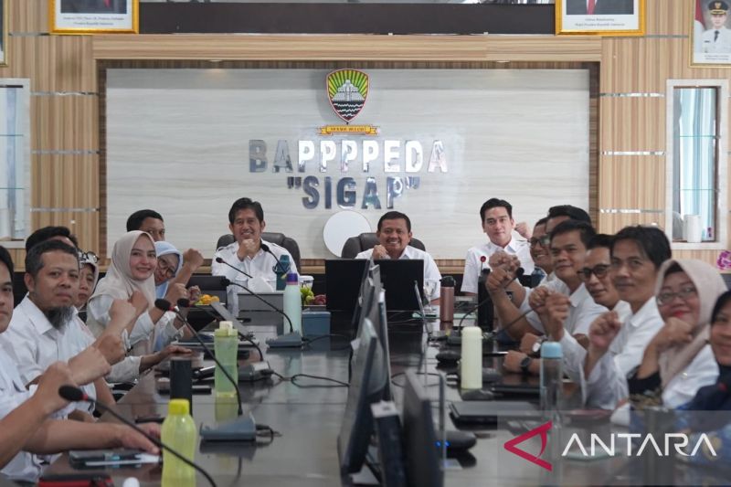 Wabup Sumedang ancam tindak pegawai nakal dalam pengurusan perizinan