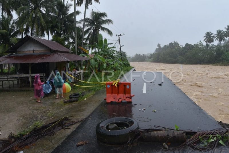 Jalan putus akibat luapan sungai di Padang Pariaman