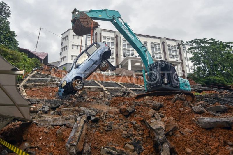 Longsor bangunan kampus UIN Imam Bonjol Padang