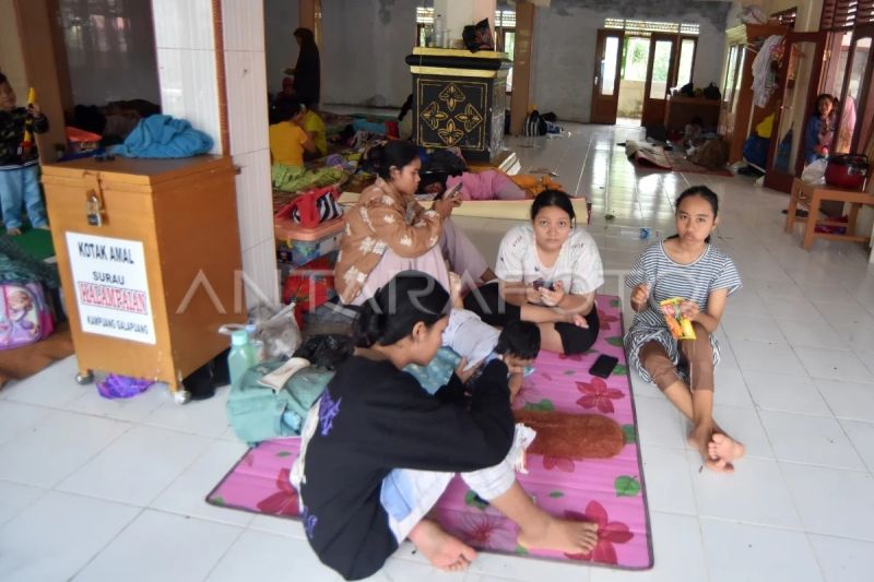 Warga terdampak banjir mengungsi ke surau