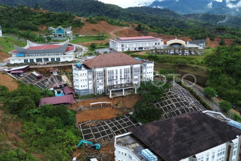 Longsor bangunan kampus UIN Imam Bonjol Padang