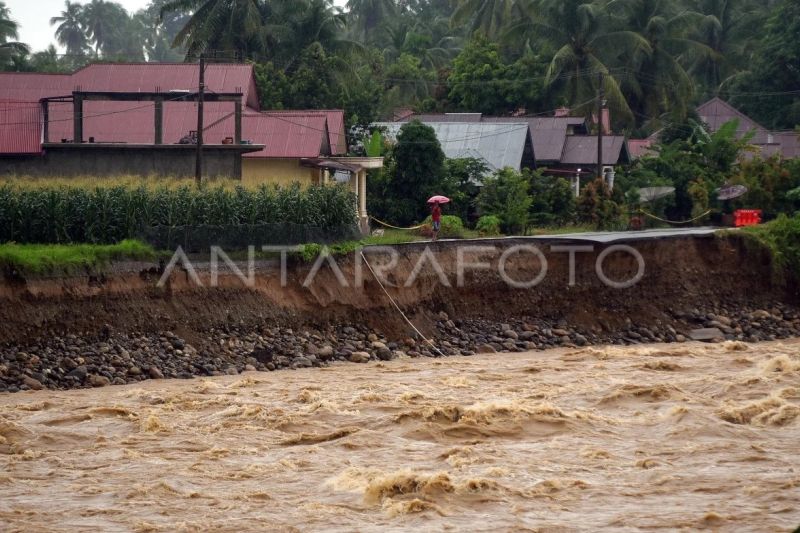 Jalan putus akibat luapan sungai di Padang Pariaman