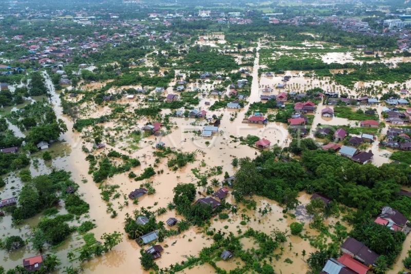 Banjir rendam permukiman di Padang