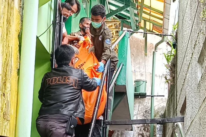 Polres Garut menyelidiki penemuan mayat pria di kamar kos
