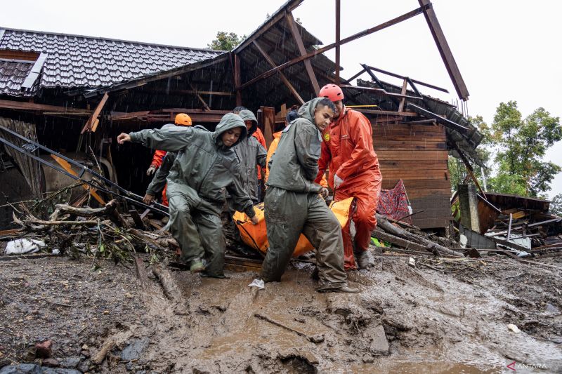 Evakuasi Korban Banjir Bandang Malalak