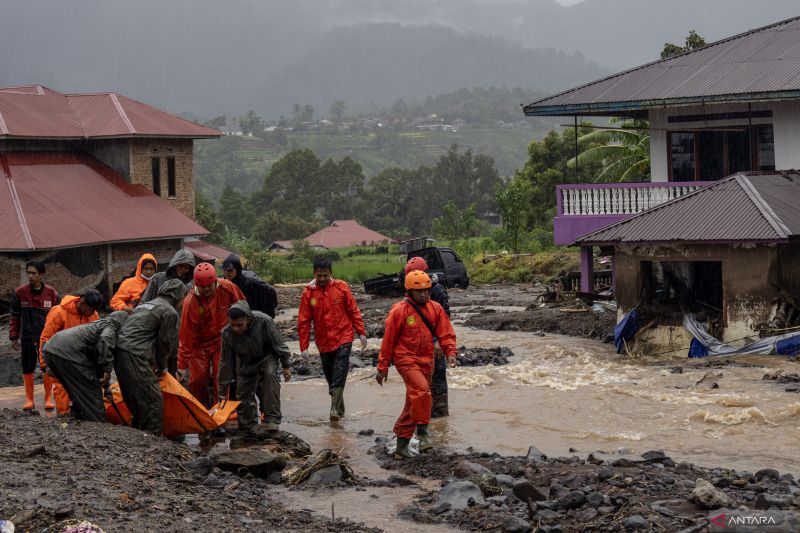 Evakuasi Korban Banjir Bandang Malalak