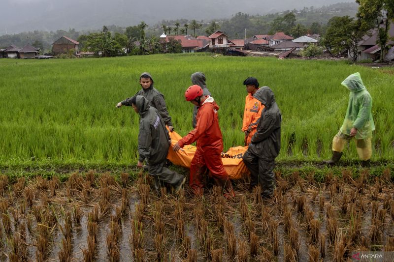 Evakuasi Korban Banjir Bandang Malalak