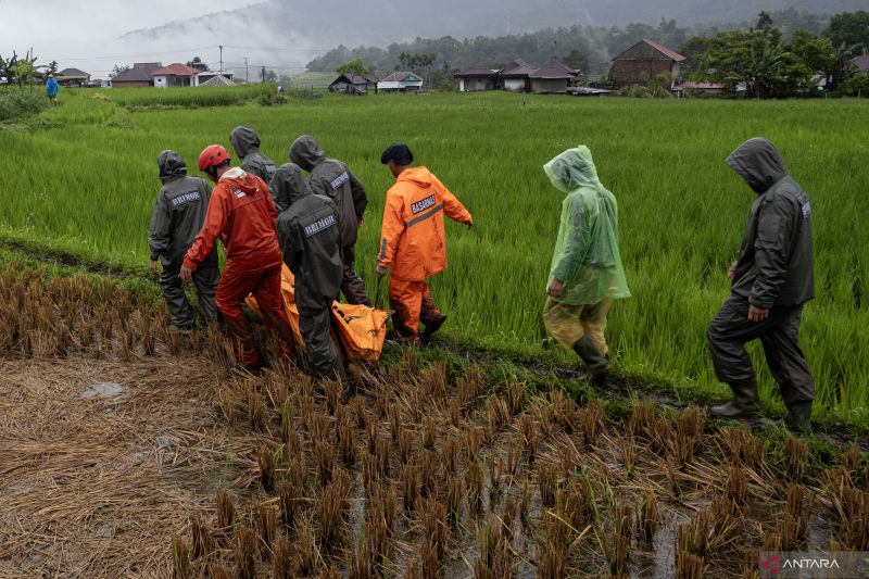 Evakuasi Korban Banjir Bandang Malalak