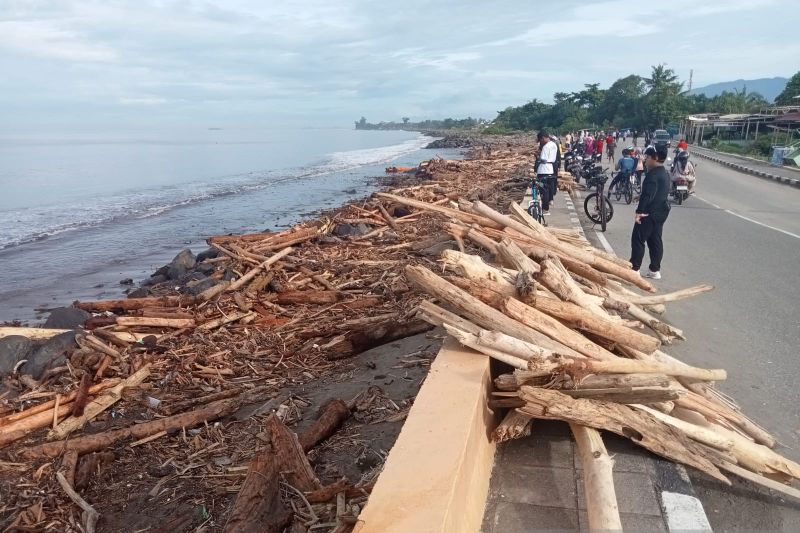 Sampah kayu gelondongan pascabanjir bandang Padang