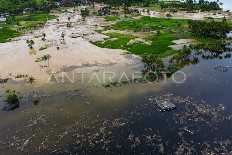Sampah kayu gelondongan pascabanjir bandang di Solok