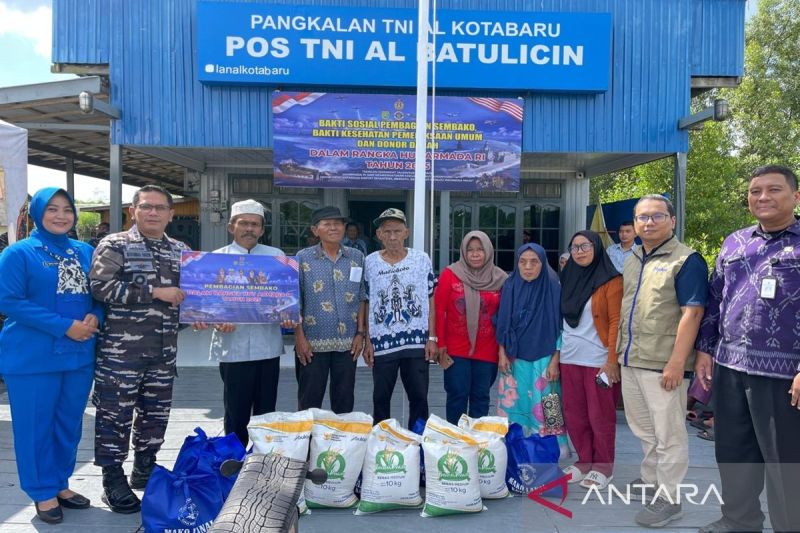Bulog-Navy distribute aid to alleviate poverty in Tanah Bumbu