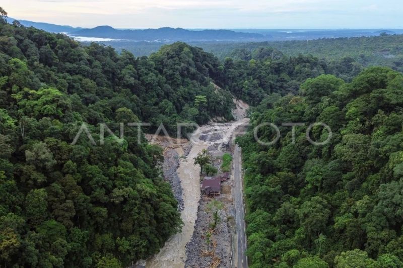 Jalan Padang-Bukittinggi putus total akibat banjir dan longsor