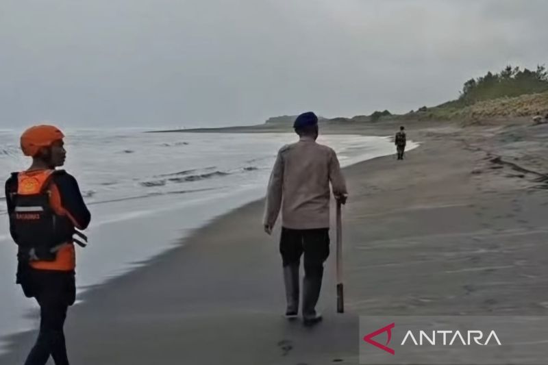 SAR Cianjur masih mencari remaja dilaporkan hilang tenggelam di Pantai Jayanti