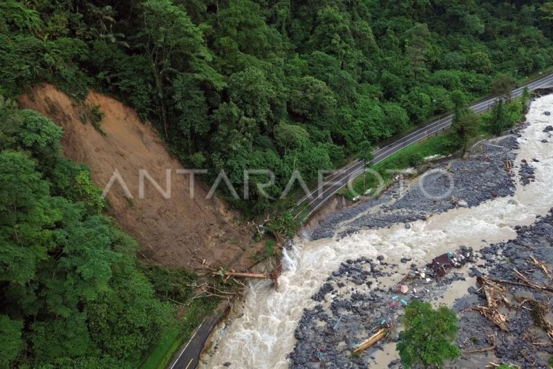 Jalan Padang-Bukittinggi putus total akibat banjir dan longsor