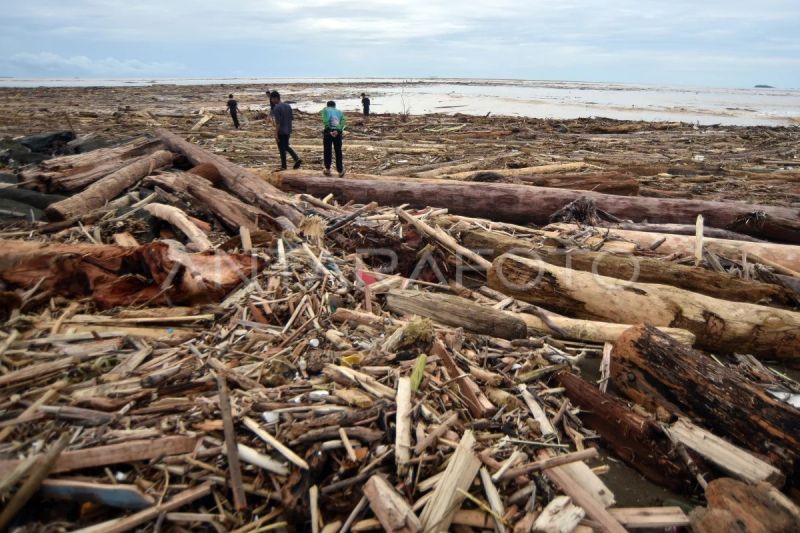 Sampah kayu gelondongan pascabanjir bandang
