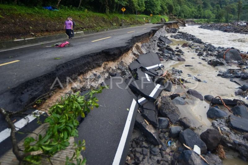 Jalan Padang-Bukittinggi putus total akibat banjir dan longsor