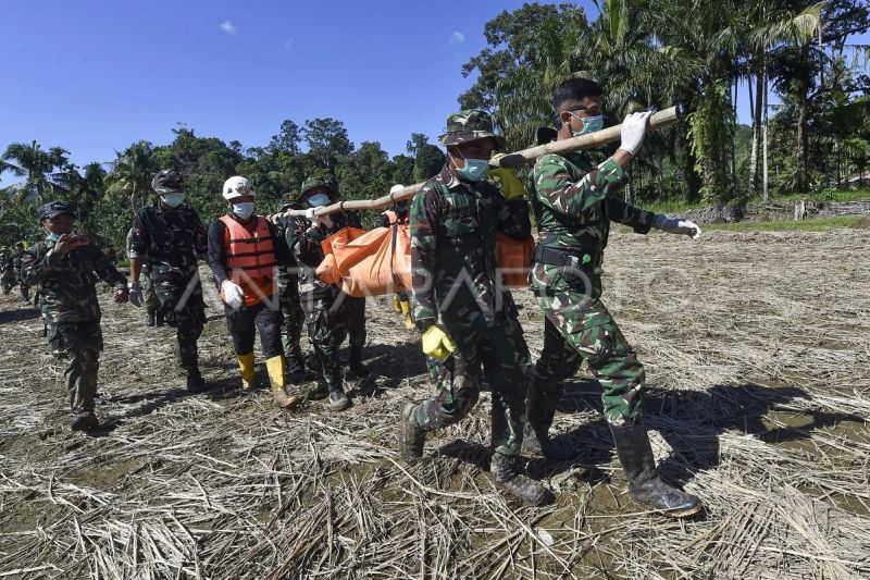 Evakuasi korban banjir bandang Palembayan