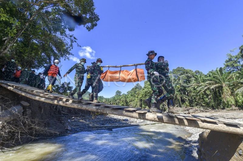 Evakuasi korban banjir bandang Palembayan