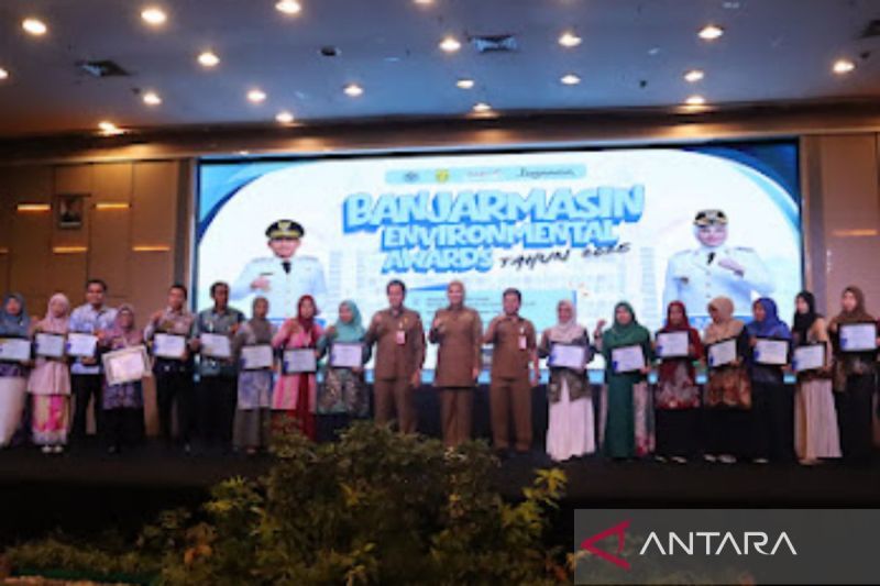 Banjarmasin City govt award environmental activists