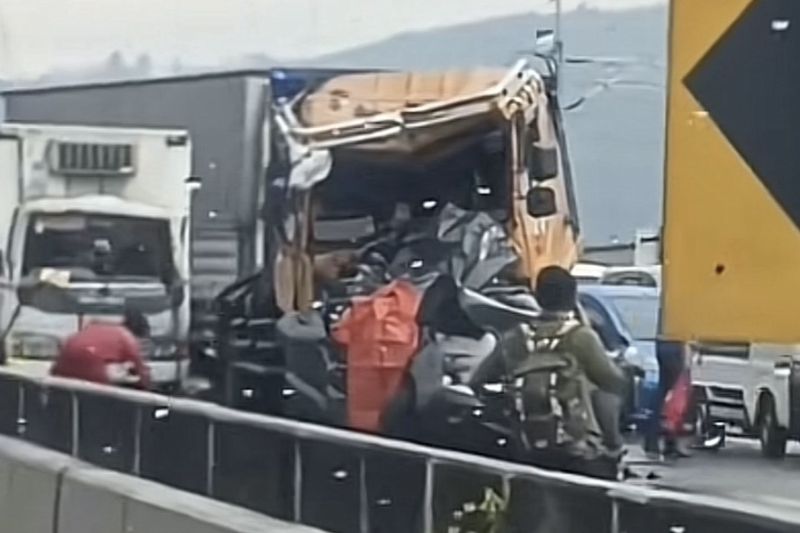 Detik-detik kecelakaan beruntun di Tol Cipularang KM 111 tewaskan seorang pengendara Honda Jazz