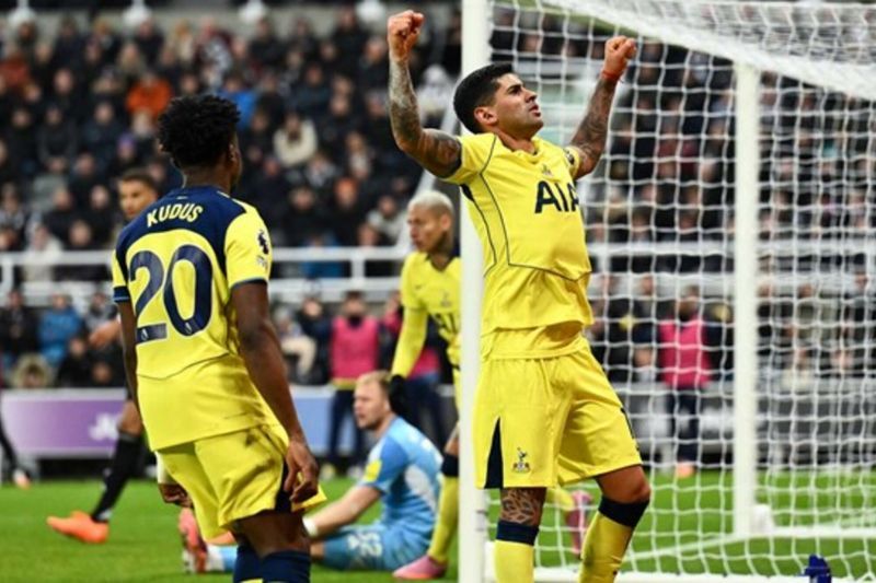Dwi gol Cristian Romero selamatkan Tottenham dari kekalahan
