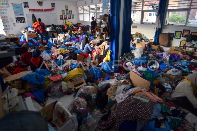 Bantuan pakaian bekas bagi korban banjir bandang di Padang