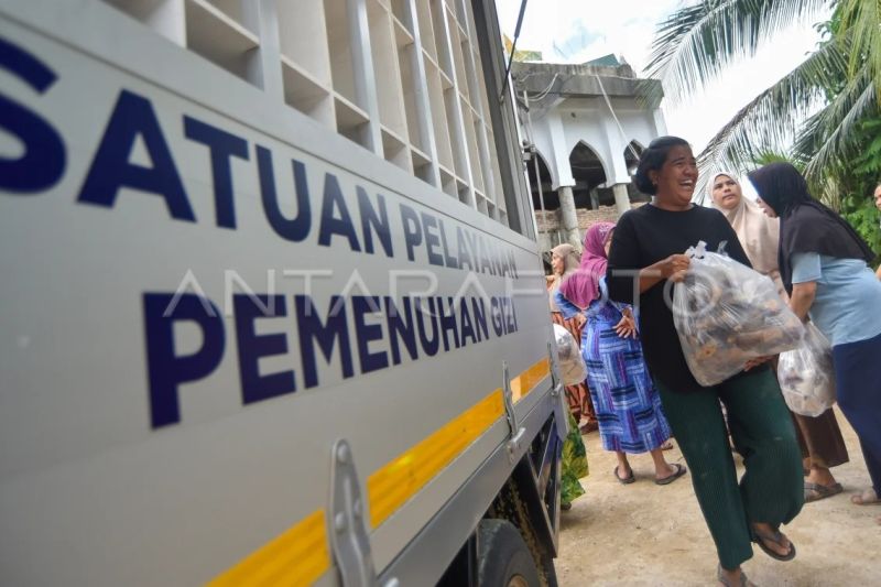 Distribusi MBG bagi warga terdampak banjir bandang di Padang